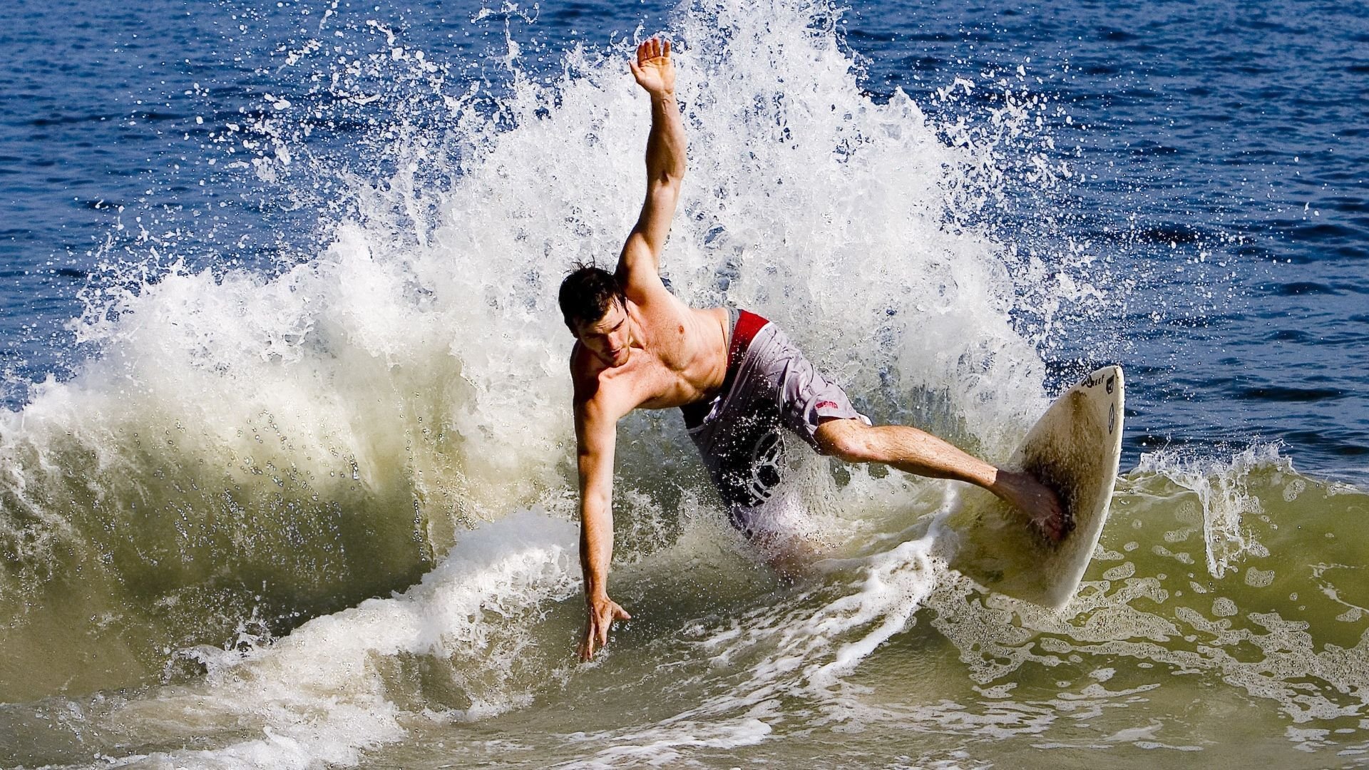 “球场内外:运动员的多彩生活展开”,运动员在球场训练形容词