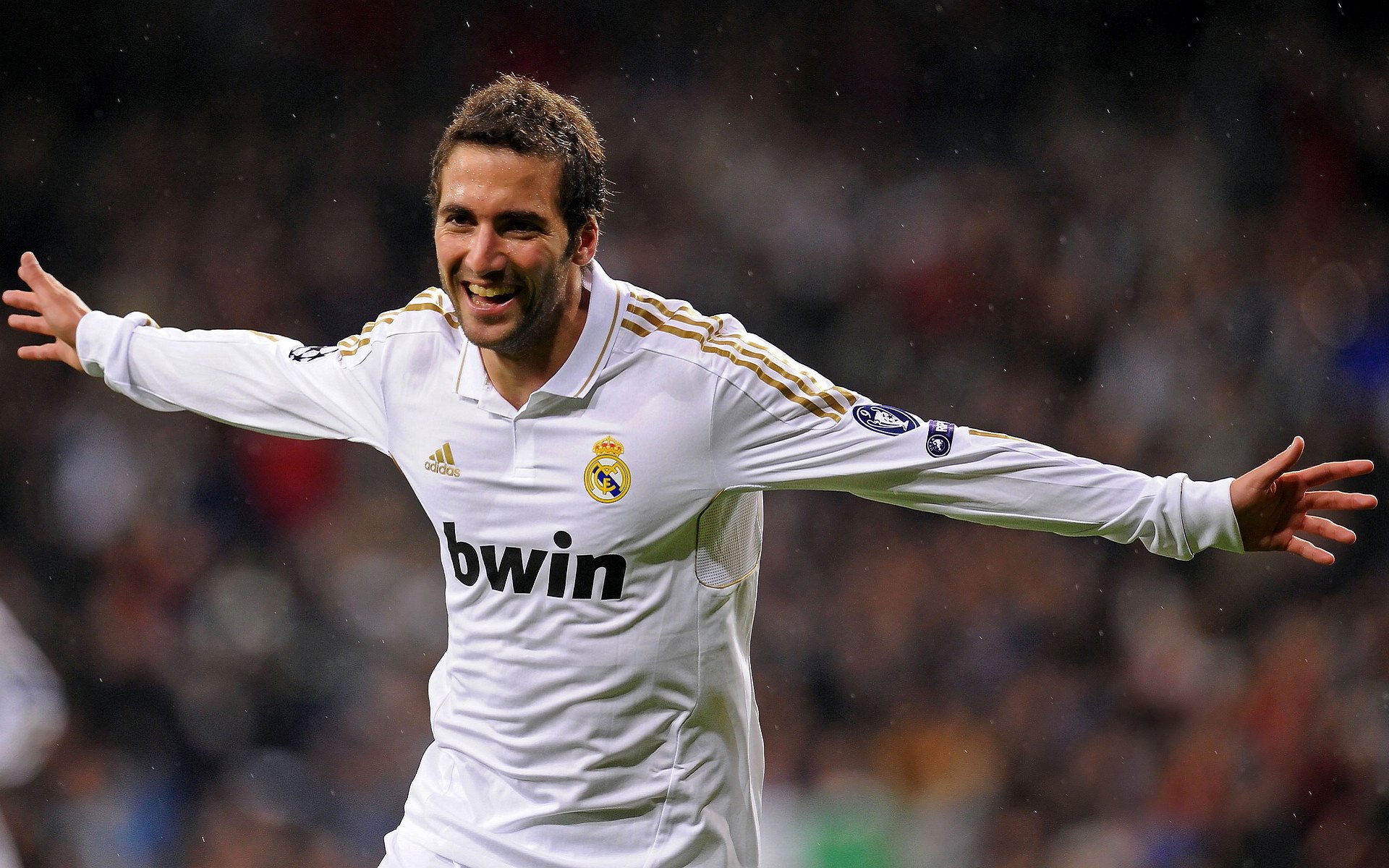 欧冠激战夜,球迷的应援歌曲震撼全场,欧冠歌曲 think about you